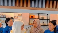 April Jasmine tak pernah menjaga jarak dengan karyawannya. Ia tak malu untuk ikut membantu mengulek sambal bersama beberapa orang pekerja. Foto: Instagram/apriljasmine85
