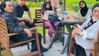 Menikmati makanan di tempat yang sejuk juga menjadi cara April Jasmine dan Ustad Solmed bercengkrama. Kerabat-kerabatnya diajak bersantai di kebun yang asri. Foto: Instagram/apriljasmine85