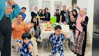 Di tengah kesibukannya, April Jasmine dan Ustad Solmed meluangkan waktu untuk keluarga. Makan bersama dengan menu yang sederhana terasa lezat saat dilakukan dengan orang tersayang. Foto: Instagram/apriljasmine85