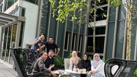 Mendampingi suaminya, Ustad Solmed, April Jasmine tampak hangat dengan para kerabat. Sarapan pagi bersama menunjukkan momen hangat sebelum memulai aktivitas. Foto: Instagram/apriljasmine85