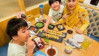 Sesekali ibu dari tiga anak ini menghabiskan waktu dengan mengajak anaknya bersenang-senang. Makan sushi di restoran Jepang membuat dua anaknya yang ikut tampak bahagia. Foto: Instagram/apriljasmine85