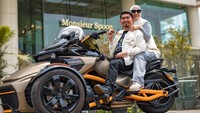 Ustad Solmed dan April Jasmine tengah diliputi kabar bahagia. Rumah baru keduanya akhirnya selesai dibangun dan siap dihuni. Foto: Instagram/apriljasmine85