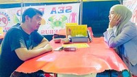 Kesederhanaan April Jasmine dan Ustad Solmed sesekali juga diperlihatkan. Terutama saat keduanya menikmati momen makan malam di tenda pecel lele kaki lima. Foto: Instagram/apriljasmine85