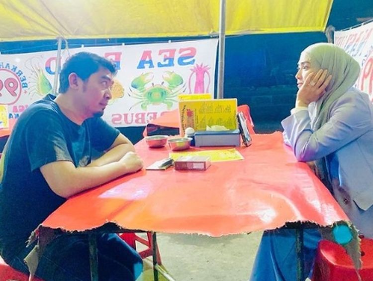 April Jasmine dan Ustad Solmed Kompak Makan Pecel Lele Kaki Lima