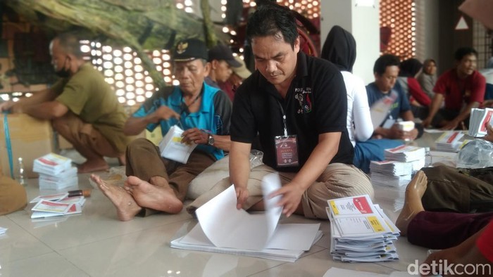 Asep Juanda petugas sorlip disabilitas di Majalengka.