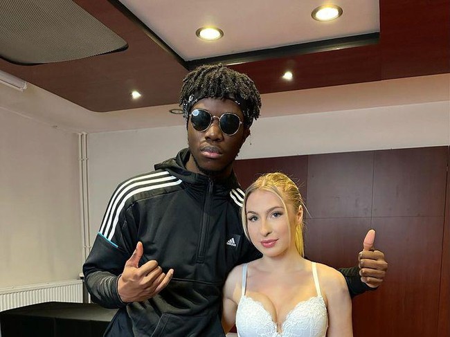 Astrid bukan pertama kalinya disalahkan karena kesialan seorang pemain Chelsea. Sebelumnya pesepakbola bola 21 tahun asal Inggris itu, ia juga dituding menjadi penyebab striker Nicolas Jackson mencetak gol setelah berfoto dengannya. Foto: Instagram