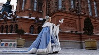 Berdiri di dekat wanita tersebut adalah beberapa turis lain yang melakukan hal yang sama di luar Katedral Saint Sophia, bekas gereja Ortodoks Rusia yang telah menjadi landmark ikonik di kota tersebut.