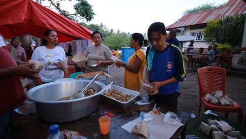 Bantuan dapur umum dari Kementerian Sosial untuk pengungsi erupsi gunung Lewotobi Laki-laki di Flores Timur, NTT (Dok.Biro Humas Kemensos RI)