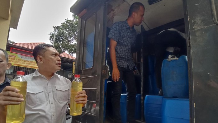Barang bukti miras oplosan yang digerebek dari gudang di Blitar