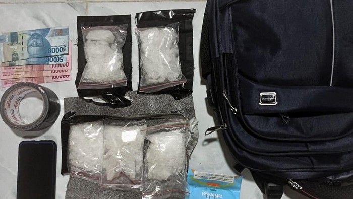 Pria berinisial SJ (26) di Kubu Raya, Kalimantan Barat (Kalbar) ditangkap polisi gegara menjadi kurir narkoba lintas provinsi.