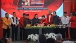 Bareng Megawati-Ganjar, Wapres Maruf Amin Pose Salam Metal