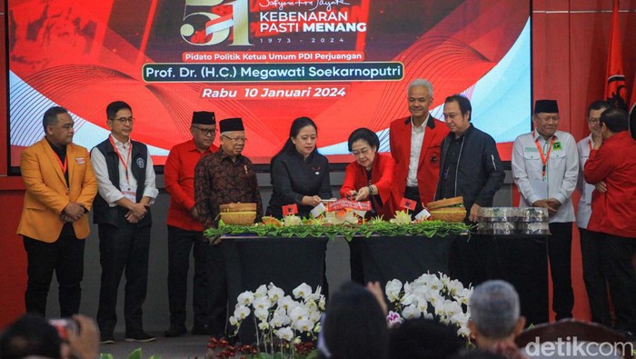 Bareng Megawati-Ganjar, Wapres Ma'ruf Amin Pose Salam Metal Wakil Presiden Ma'ruf Amin terlihat ikut salam metal saat sesi foto bersama di HUT ke-51 PDIP. Begini momen lengkapnya.