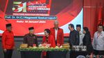 Bareng Megawati-Ganjar, Wapres Maruf Amin Pose Salam Metal