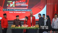 Ketum PDIP Megawati Soekarnoputri dan jajaran termasuk Puan Maharani dan Prananda Prabowo ikut naik ke panggung. 