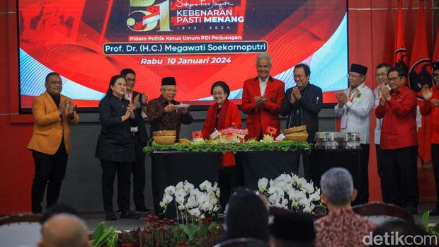 Wakil Presiden Ma'ruf Amin terlihat ikut salam metal saat sesi foto bersama di HUT ke-51 PDIP. Begini momen lengkapnya.