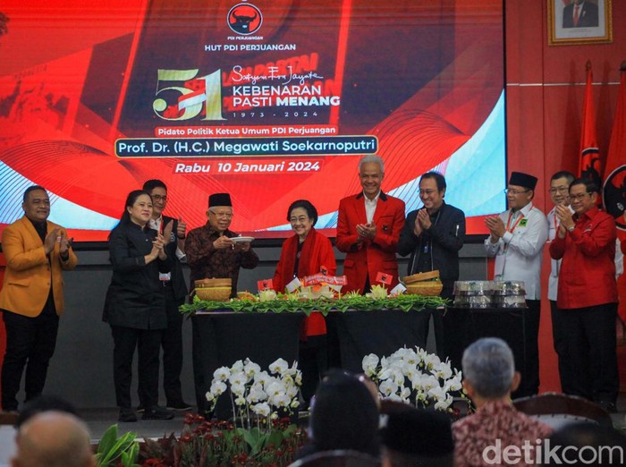 Wakil Presiden Maruf Amin terlihat ikut salam metal saat sesi foto bersama di HUT ke-51 PDIP. Begini momen lengkapnya.