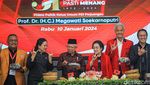 Bareng Megawati-Ganjar, Wapres Maruf Amin Pose Salam Metal
