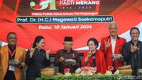 Tidak hanya pose tiga jari, ada juga yang menunjukkan pose tiga jari dengan salam metal. 