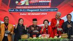 Bareng Megawati-Ganjar, Wapres Maruf Amin Pose Salam Metal