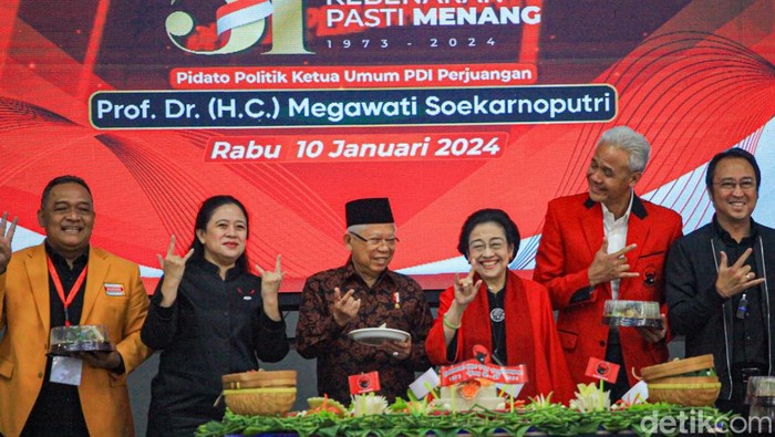 Wakil Presiden Maruf Amin terlihat ikut salam metal saat sesi foto bersama di HUT ke-51 PDIP. Begini momen lengkapnya.