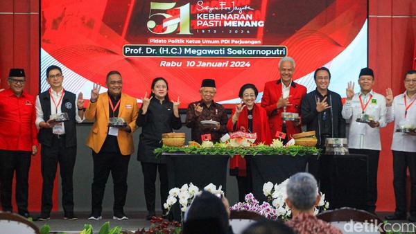 Bareng Megawati-Ganjar, Wapres Maruf Amin Pose Salam Metal