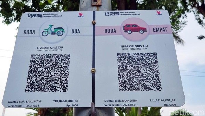 Pembayaran parkir tepi jalan umum (TJU) di Kota Surabaya kini mulai menggunakan cashless atau Qris, Rabu (15/1/2024).