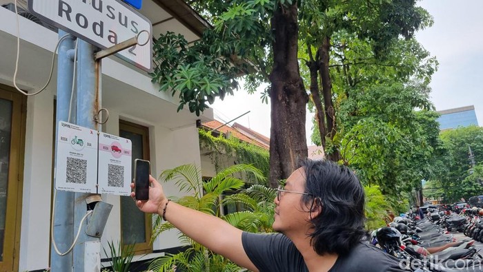 Pembayaran parkir tepi jalan umum (TJU) di Kota Surabaya kini mulai menggunakan cashless atau Qris, Rabu (15/1/2024).