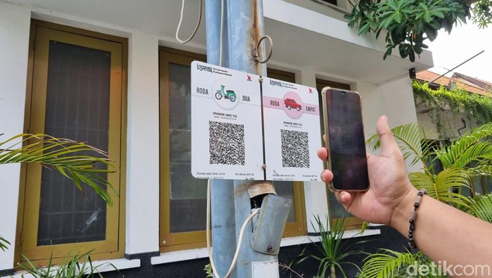 Pembayaran parkir tepi jalan umum (TJU) di Kota Surabaya kini mulai menggunakan cashless atau Qris, Rabu (15/1/2024).