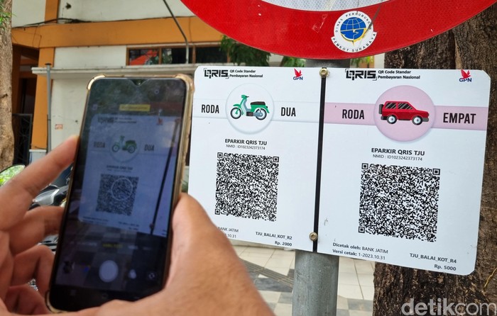 Pembayaran parkir tepi jalan umum (TJU) di Kota Surabaya kini mulai menggunakan cashless atau Qris, Rabu (15/1/2024).