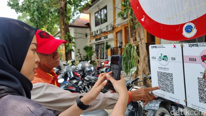 Pembayaran parkir tepi jalan umum (TJU) di Kota Surabaya kini mulai menggunakan cashless atau Qris, Rabu (15/1/2024).