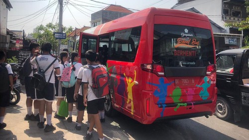 Beberapa siswa di Denpasar tampak menggunakan layanan bus sekolah gratis pada beberapa waktu lalu. (Dok. Kepala UPTD Pelayanan Transportasi Darat Kota Denpasar I Wayan Ambara Antara)