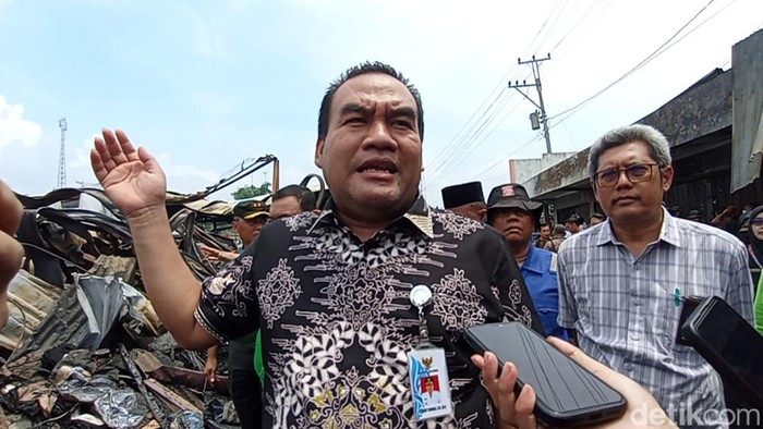 Bupati Blora Arief Rohman mengecek Pasar Ngawen yang terbakar, Rabu (10/1/2024).