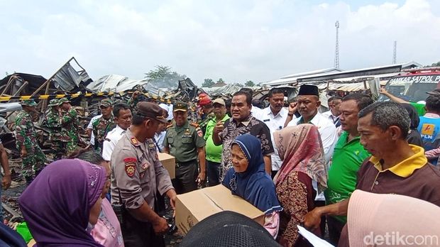 Bupati Blora Arief Rohman mengecek Pasar Ngawen yang terbakar, Rabu (10/1/2024).