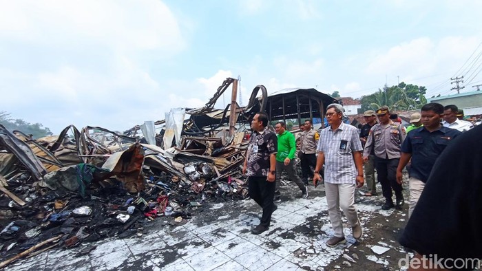 Bupati Blora Arief Rohman meninjau langsung kondisi pasar Ngawen Blora yang terbakar, Rabu (10/1/2024). Pasar tersebut terbakar hebat pada Selasa (9/1).
