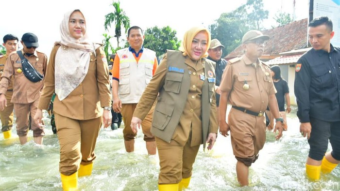 Bupati Mura Ratna Machmud meninjau lokasi banjir.