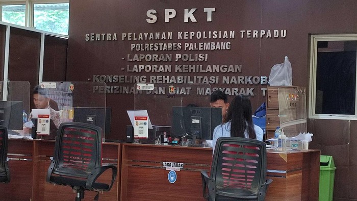 CD saat melaporkan sepupunya yang mencuri kunci mobil ke SPKT Polrestabes Palembang.