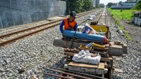 Pekerja menyiapkan peralatan pada proyek pembangunan rel ganda di Guruminda, Bandung, Jawa Barat, Rabu (10/1/2024).