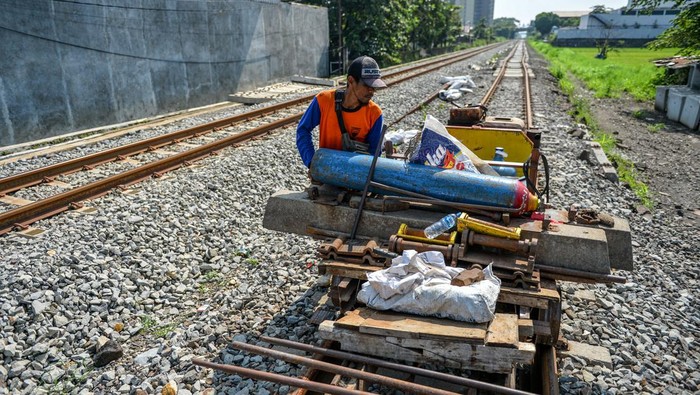 Cegah Kecelakaan, Pembangunan Rel Ganda Bandung-Cicalengka Dikebut Kereta api Pasundan melintas di samping pembangunan rel ganda di Guruminda, Bandung, Jawa Barat, Rabu (10/1/2024). Kementerian Perhubungan mempercepat pembangunan jalur ganda kereta api Bandung-Cicalengka yang hingga Desember 2023 pembangunan tersebut telah mencapai 75 persen serta ditargetkan rampung pada pertengahan 2024. ANTARA FOTO/Raisan Al Farisi/aww.