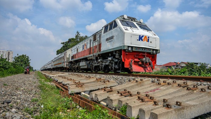 Kereta api Pasundan melintas di samping pembangunan rel ganda di Guruminda, Bandung, Jawa Barat, Rabu (10/1/2024). Kementerian Perhubungan mempercepat pembangunan jalur ganda kereta api Bandung-Cicalengka yang hingga Desember 2023 pembangunan tersebut telah mencapai 75 persen serta ditargetkan rampung pada pertengahan 2024. ANTARA FOTO/Raisan Al Farisi/aww.