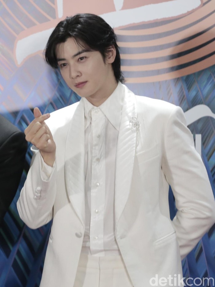 Cha Eun Woo saat menghadiri karpet merah Golden Disc Awards 2024 di Jakarta International Stadium pada Sabtu (6/1/2024).