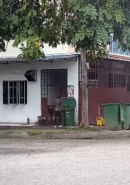 Kotor!  Pegawai toko ini ketahuan sedang mencuci piring di tempat sampah