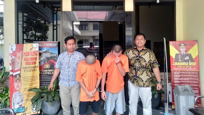 Dhimas dan Nanda pelaku persetubuhan pacarnya di Mojokerto saat ditangkap