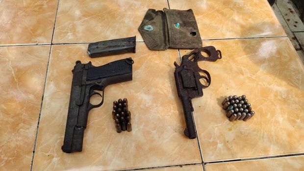 Didin Muhyidin saat serahkan senpi ke TNI.