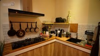 Begini dapur Dikta yang minimalis. Unsur kayu dengan pencahayaan yang redup membuat kesan hangat. Foto: YouTube Taulany TV