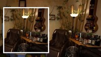 Di sudut lantai bawah rumahnya, Dikta menaruh kursi pijat untuk bersantai. Tepat di sampingnya ada meja yang digunakan sebagai bar mungil untuk meracik kopi. Foto: YouTube Taulany TV