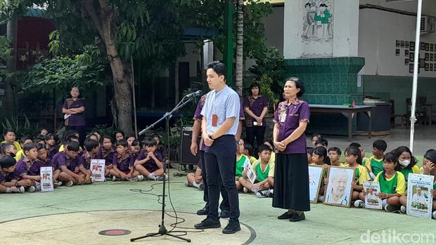 Ratusan siswa dan guru SD Warga gelar doa bersama di halaman sekolah, Rabu (10/1/2024).