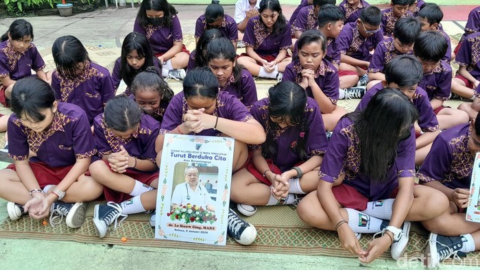 Ratusan siswa dan guru SD Warga gelar doa bersama di halaman sekolah, Rabu (10/1/2024).