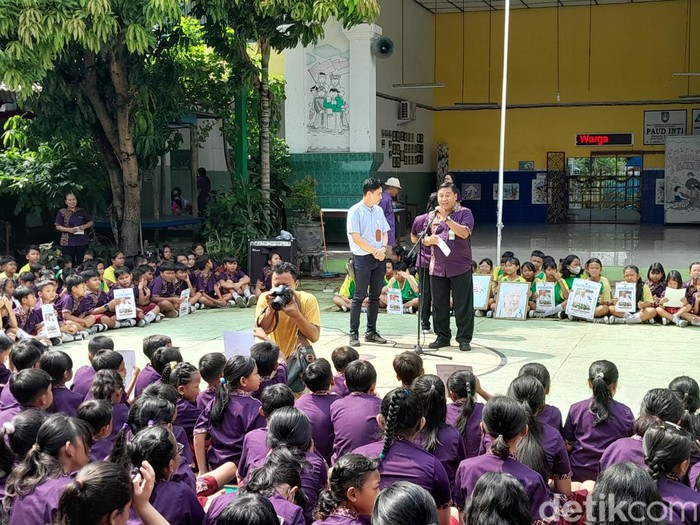 Ratusan siswa dan guru SD Warga gelar doa bersama di halaman sekolah, Rabu (10/1/2024).