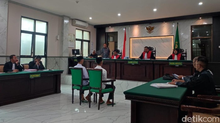 Dua terdakwa pesilat PSHW saat jalani sidang eksepsi di PN Mojokerto