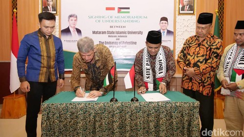 Dubes Palestina untuk Indonesia Zuhair Al-Shun (kiri) bersama Rektor UIN Mataram Prof Masnun Thahir di Mataram, Rabu (10/1/2024).